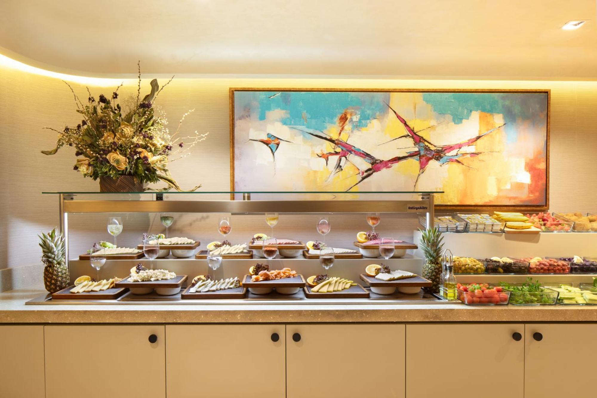 Bentley Hotel Old City-Special Class Стамбул Экстерьер фото A buffet at a hotel